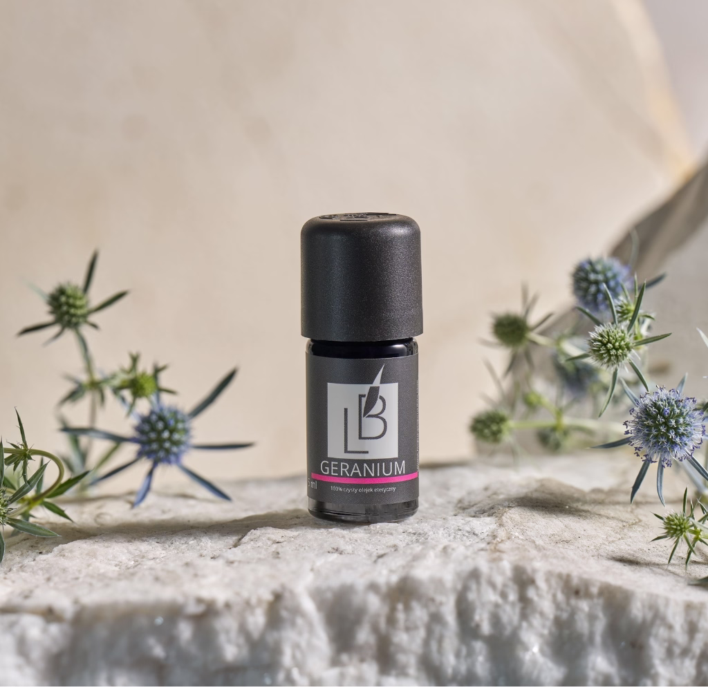 Naturalny olejek eteryczny z geranium Blavender w fioletowym szkle Miron