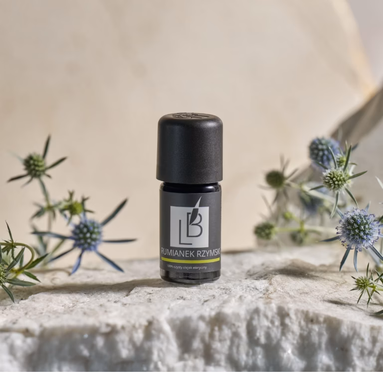 Naturalny olejek eteryczny z rumianku rzymskiego Blavender w fioletowym szkle Miron