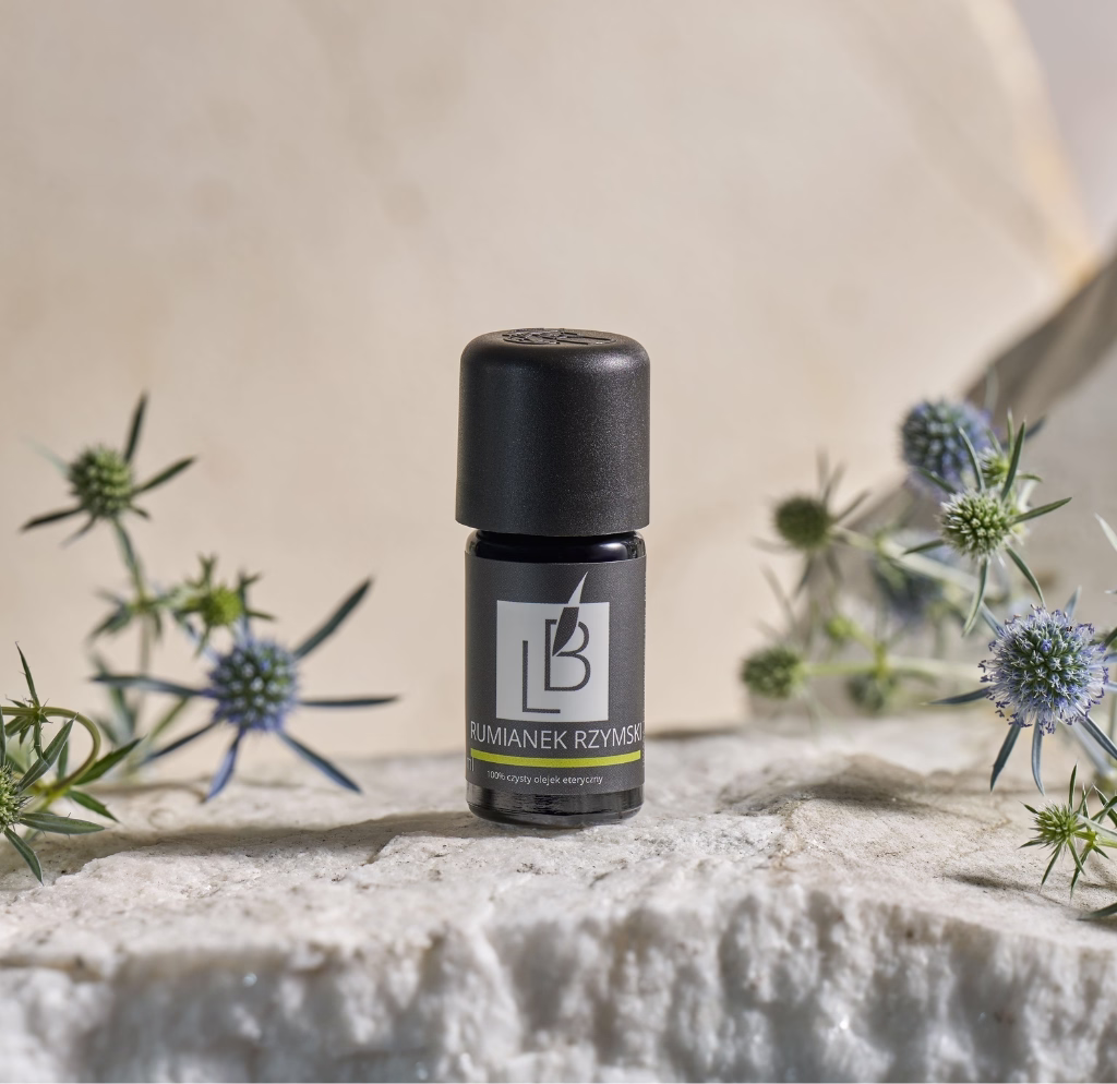 Naturalny olejek eteryczny z rumianku rzymskiego Blavender w fioletowym szkle Miron